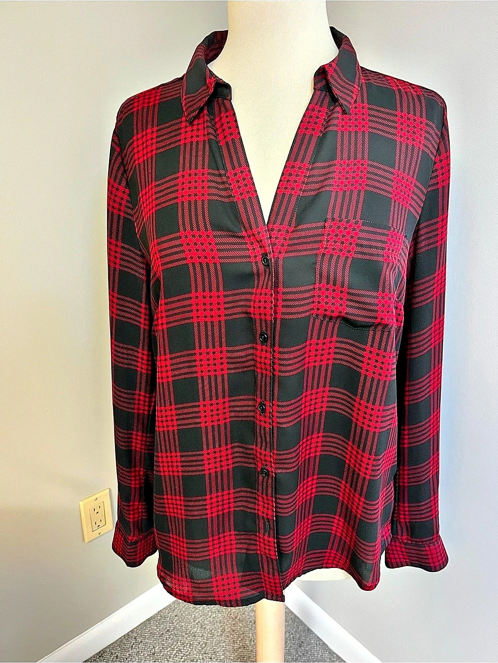The Limited Plaid Button Down in Black & Red Size Medium